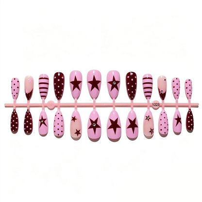 Kunstnagelset mit asymmetrischen Designs und Glitzerakzenten Brehn