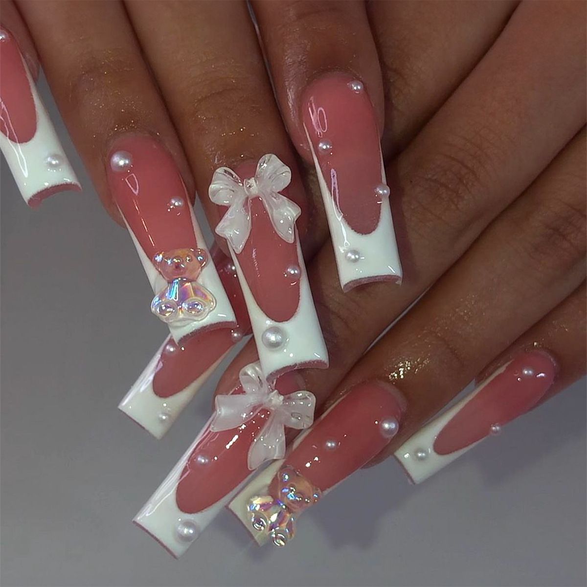 Kunstnagelset mit eleganten Schleifen- und Perlverzierungen Brehn