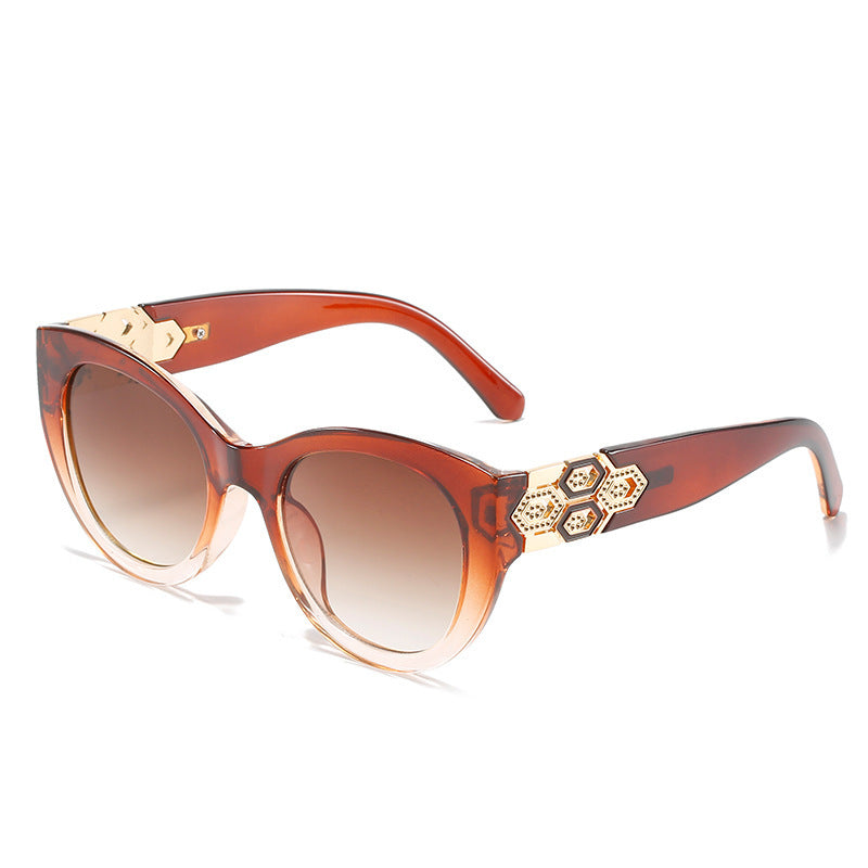 Modische Cat-Eye-Sonnenbrille mit dekorativen Akzenten Brehn