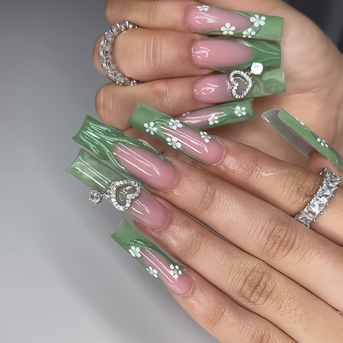Dekorativer floral-akryl-nagelset Brehn