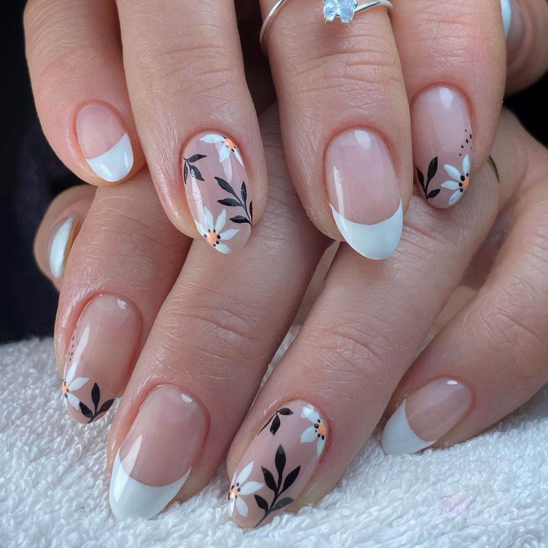Stylische florale Nagelkunst