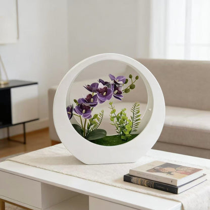 Dekorative Orchideenpflanze in modernem runden Vase