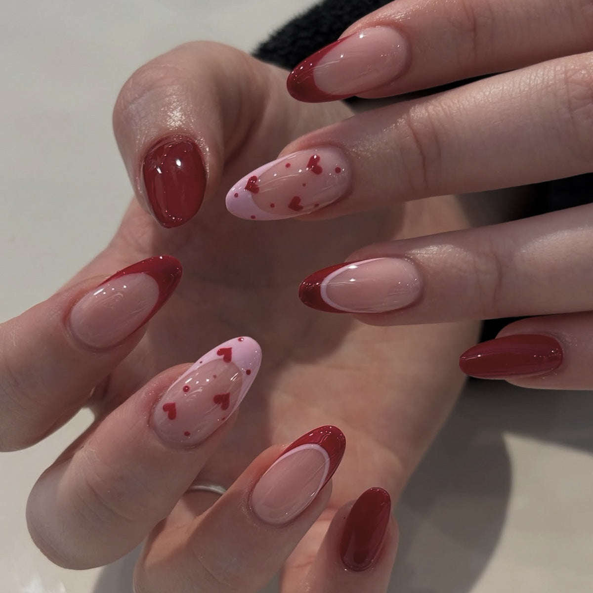 Kunstnagelset mit eleganten Herz-Akzenten und Glanz Brehn
