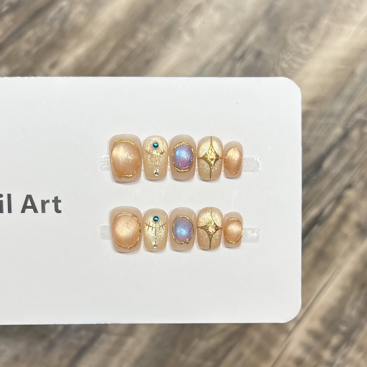 Dekoratives Press-On Nagelkunst-Set mit schimmernden Edelsteinakzenten Brehn