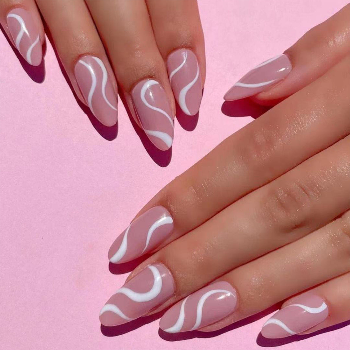 Kunstvolle Nagelverlängerungen mit geschwungenem Design Brehn