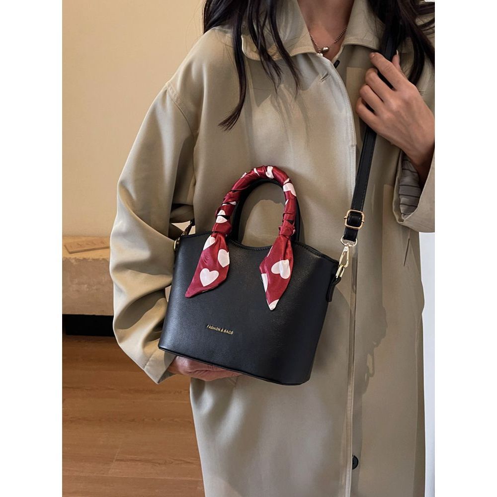 Stylische mit Schal verzierte Handtasche Brehn