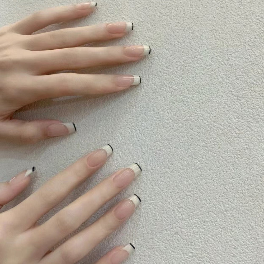 Französische Tipp Press-On Nägel mit eleganten schwarzen Details Brehn
