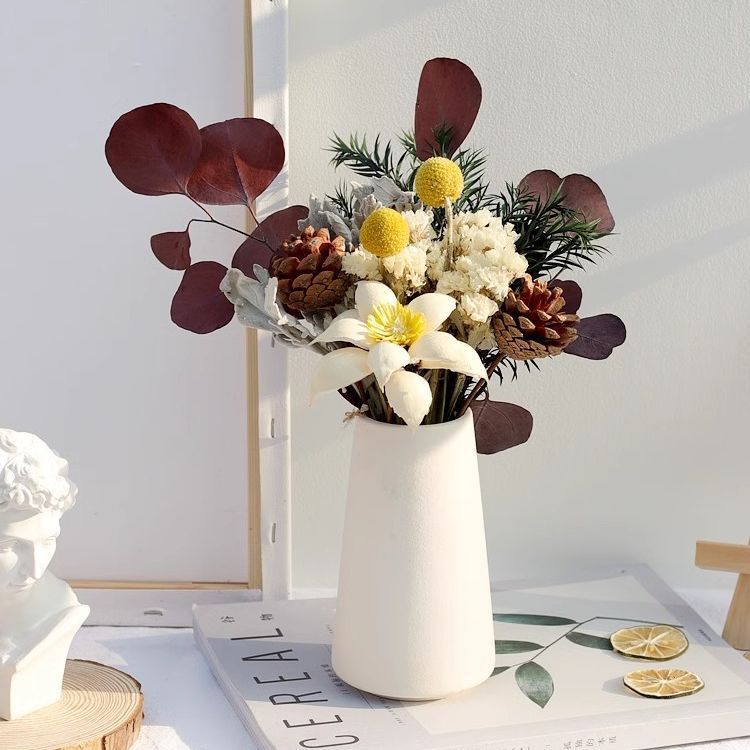 Trockenblumenarrangement mit Tannenzapfen und natürlichen Akzenten