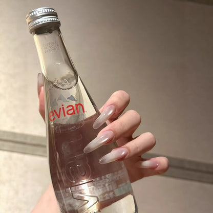 Lange mandelförmige Nagelverlängerungen