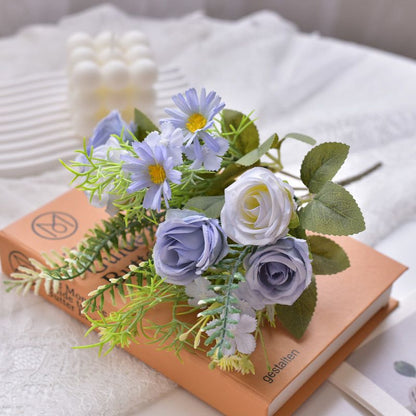 Lebensechter künstlicher Blumenstrauß mit Farnakzenten