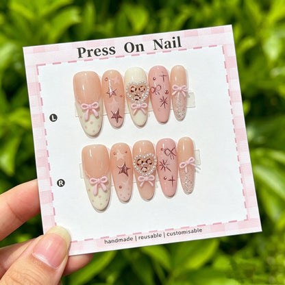 Dekoratives Press-On Nagelkunstset mit Schleifen- und Herzdrucken