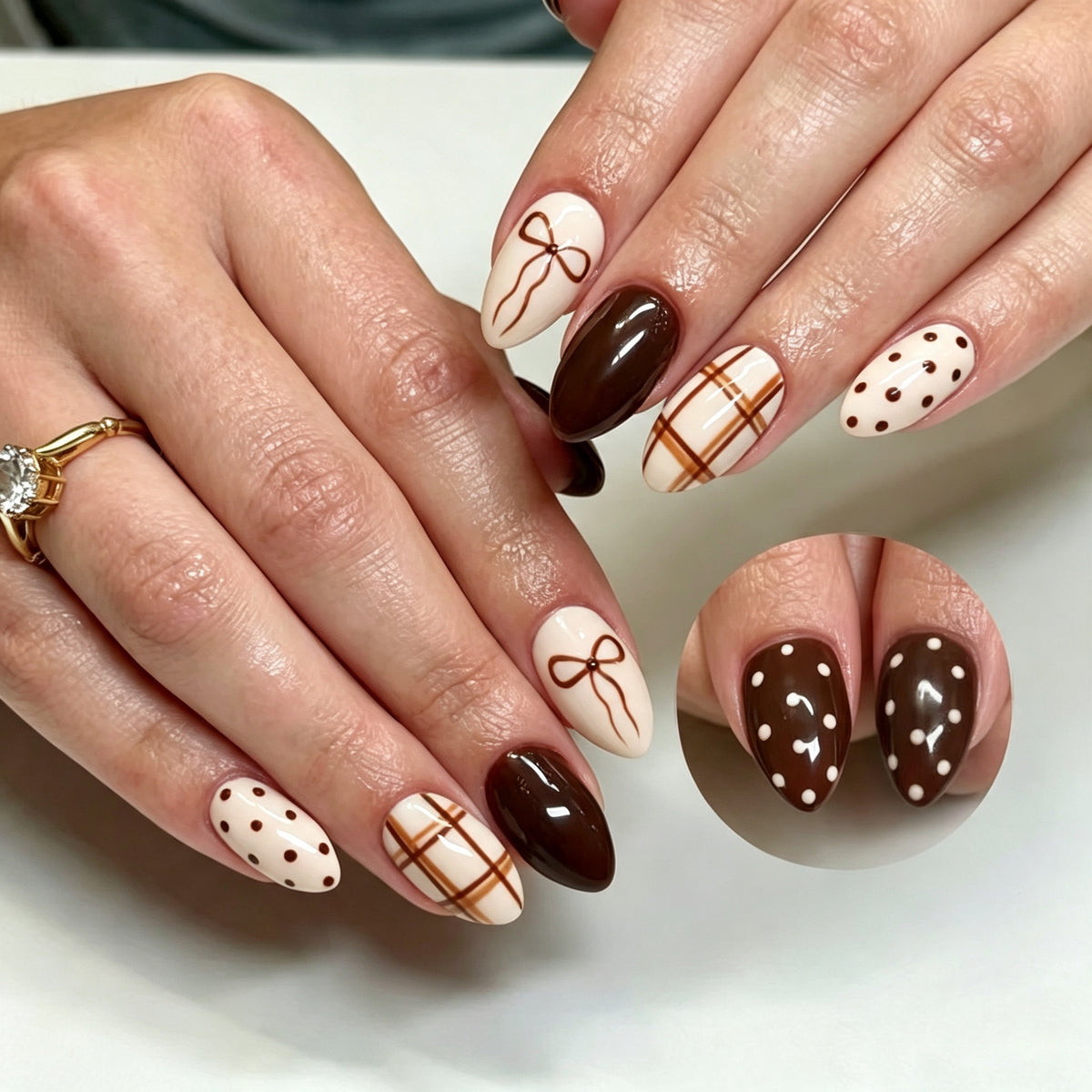 Dekoratives Press-On Nagelkunstset mit Schleifen- und Punkte-Designs Brehn