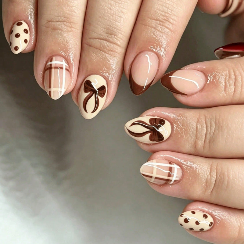Kunstvolle Nagelspitzen mit Schleifen-Design Brehn