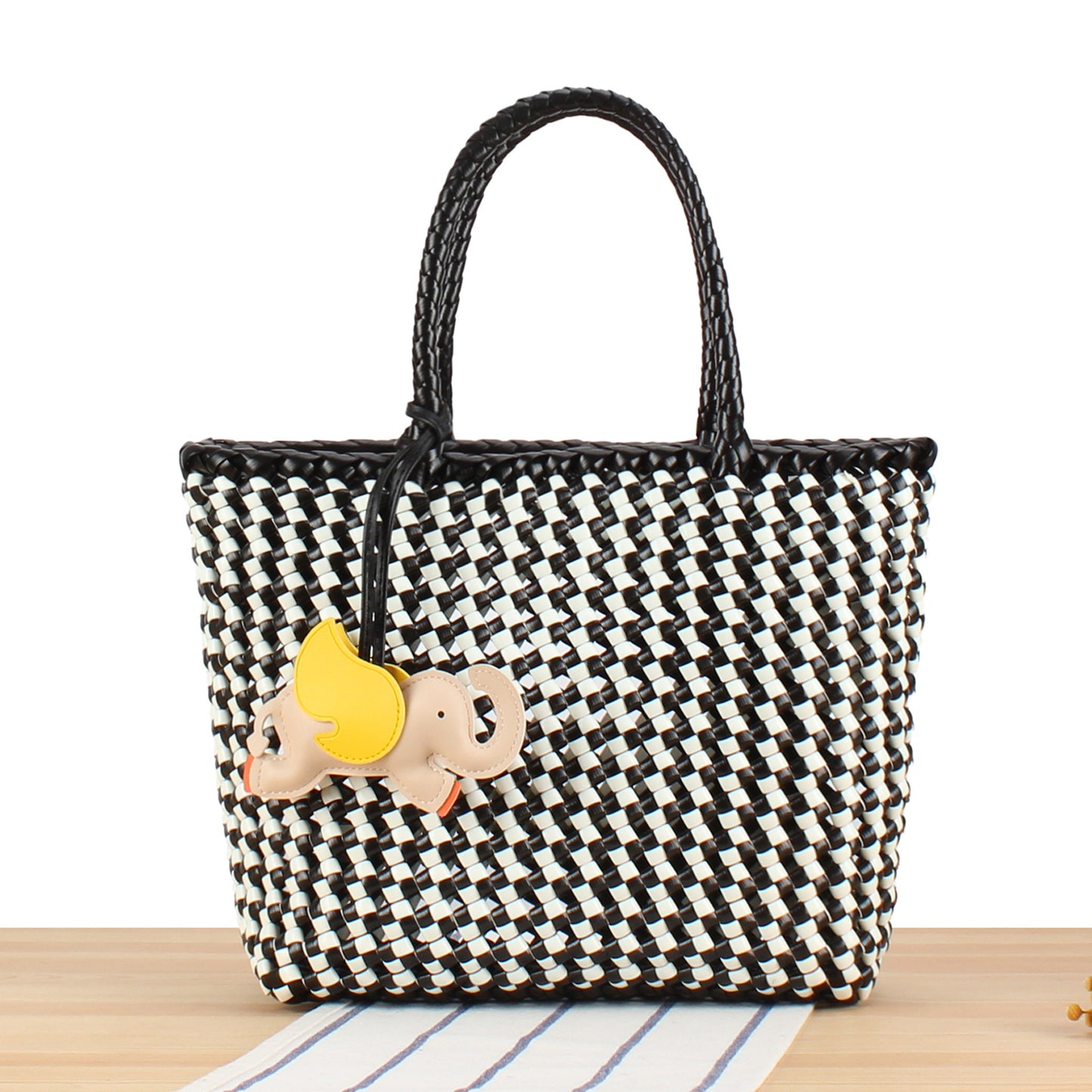 Kreative Basttasche mit Verspieltem Elefantenschmuck Brehn