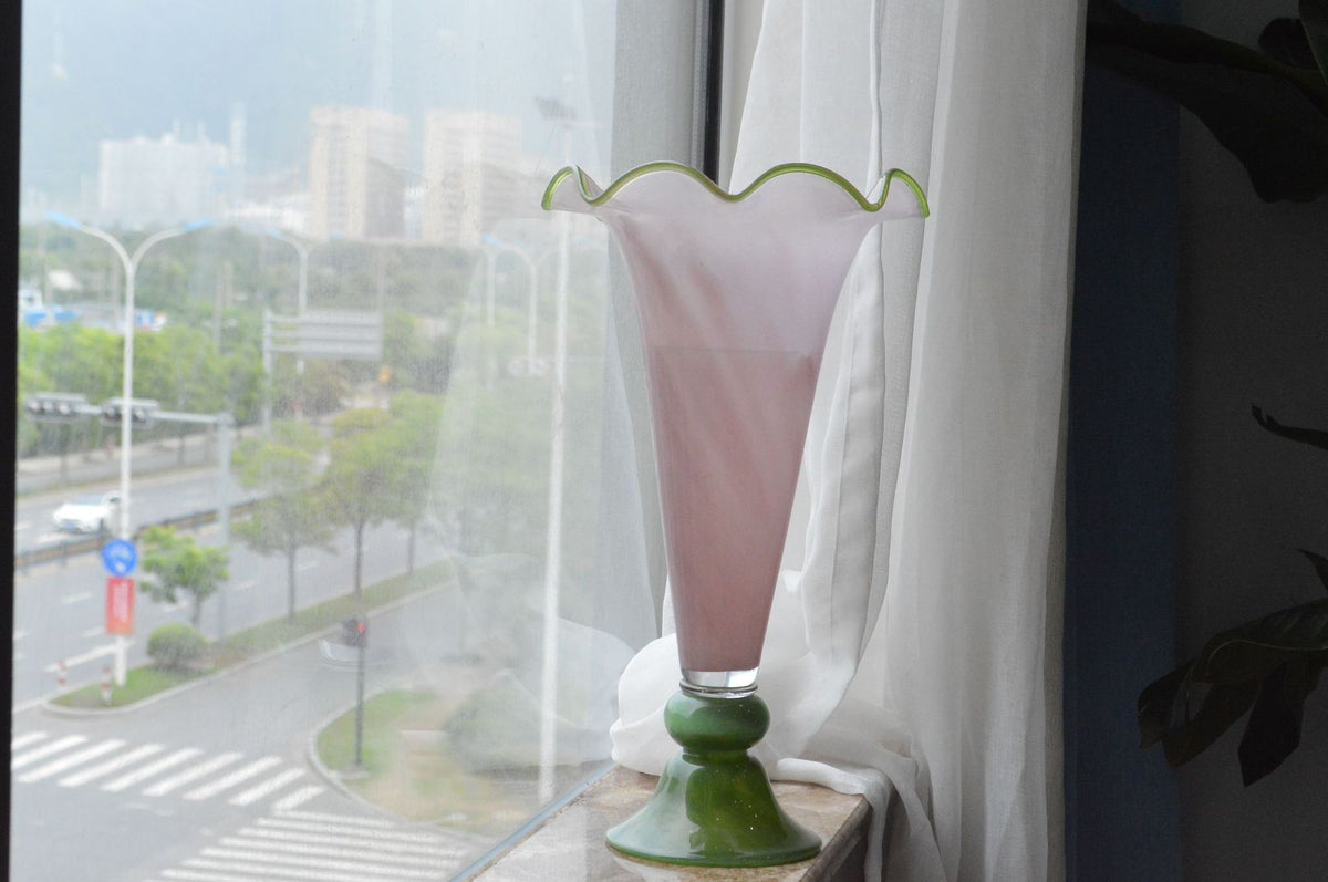 Mouthblown gerippte Podest Kunstglas Trompetenvase Brehn