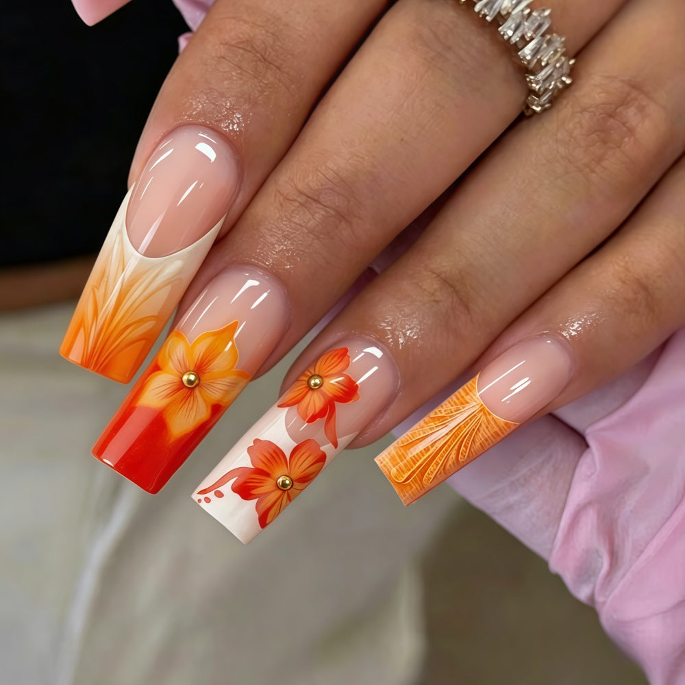 Kunstnägel mit floralen Akzenten und Glitzer Brehn