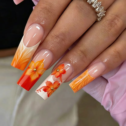Kunstnägel mit floralen Akzenten und Glitzer Brehn