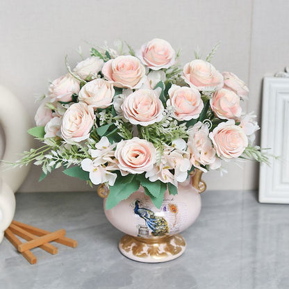 Lebensechte Blumenarrangement in modernem Vase