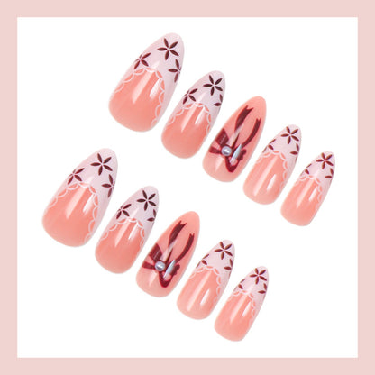 Kunstnagelset mit eleganten Schleifen- und Blumendetails Brehn