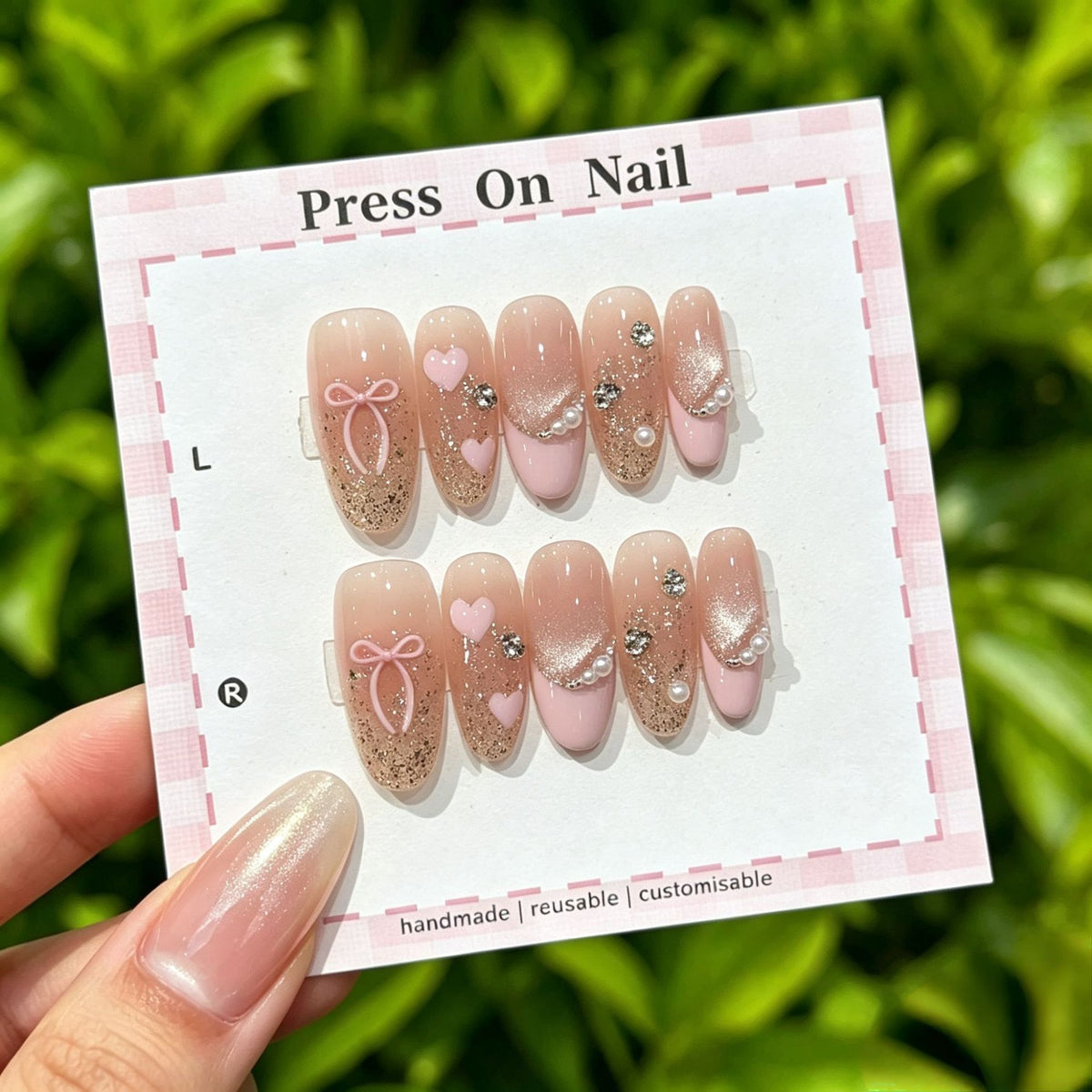 Künstlerisches Press-On Nail Art Set mit niedlichen Charakteren und Schleifenakzenten