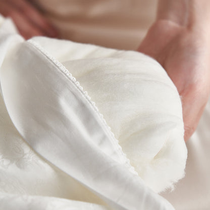 Luxuriöse bestickte Jacquard Daunenalternative Bettdecke mit Boxstepp und dekorativem Saum