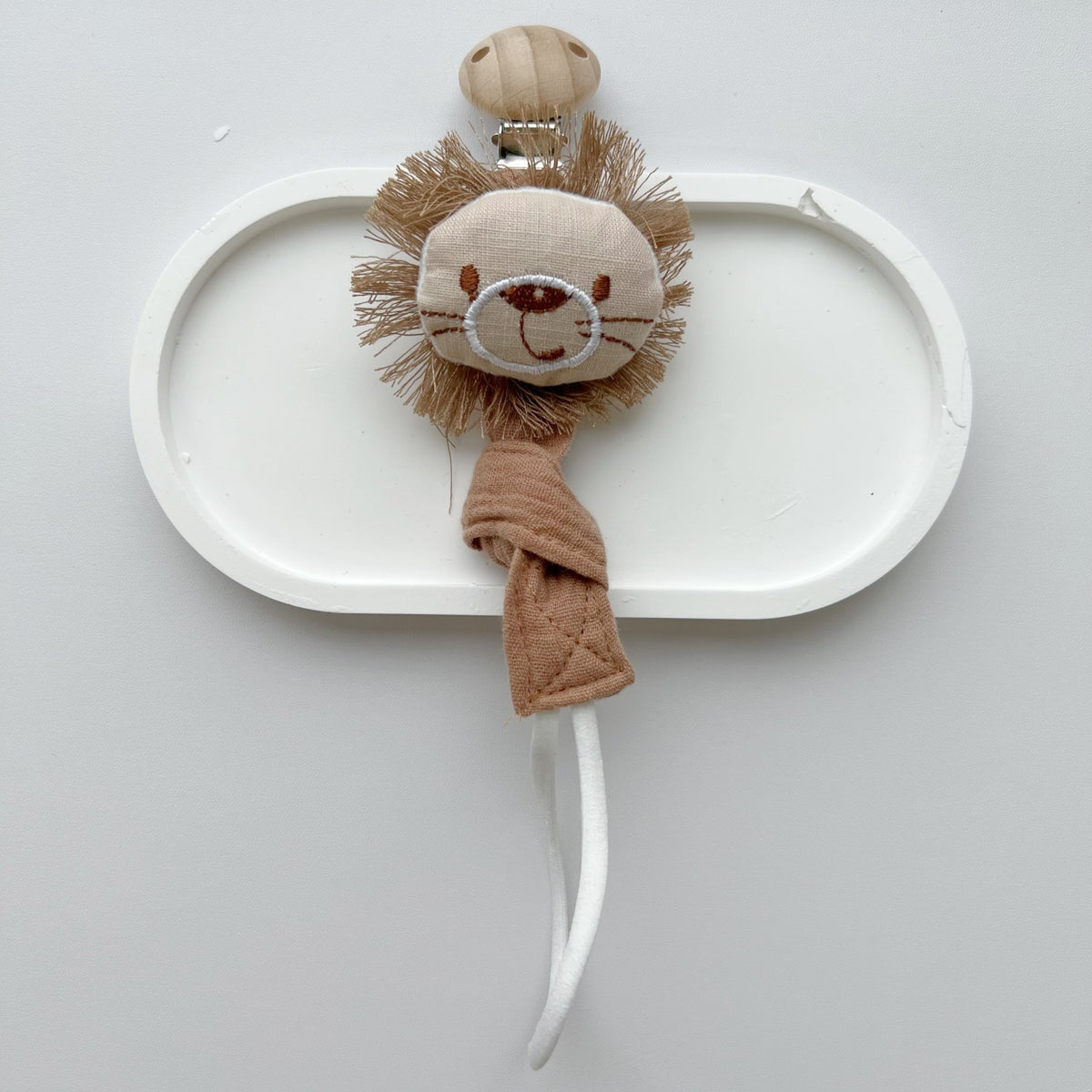 Holzclip Fuchs Plüsch Schnullerhalter mit geknotetem Musselinstreifen