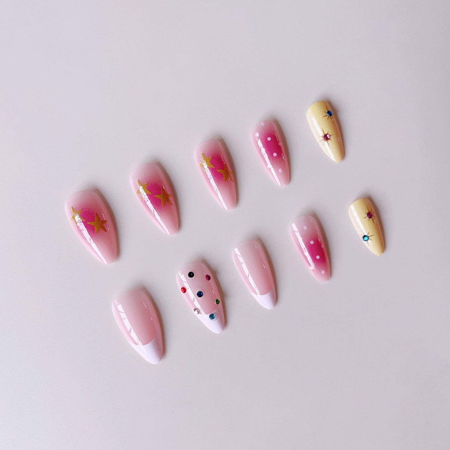 Kunstnagelset mit kreativen 3D-Motiven und Glitzerakzenten Brehn
