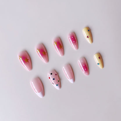 Kunstnagelset mit kreativen 3D-Motiven und Glitzerakzenten Brehn