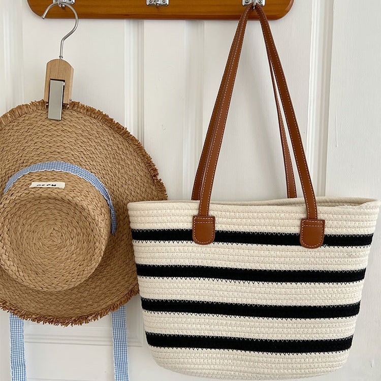 Stylische Strohtasche mit Kontrastierenden Streifen Brehn