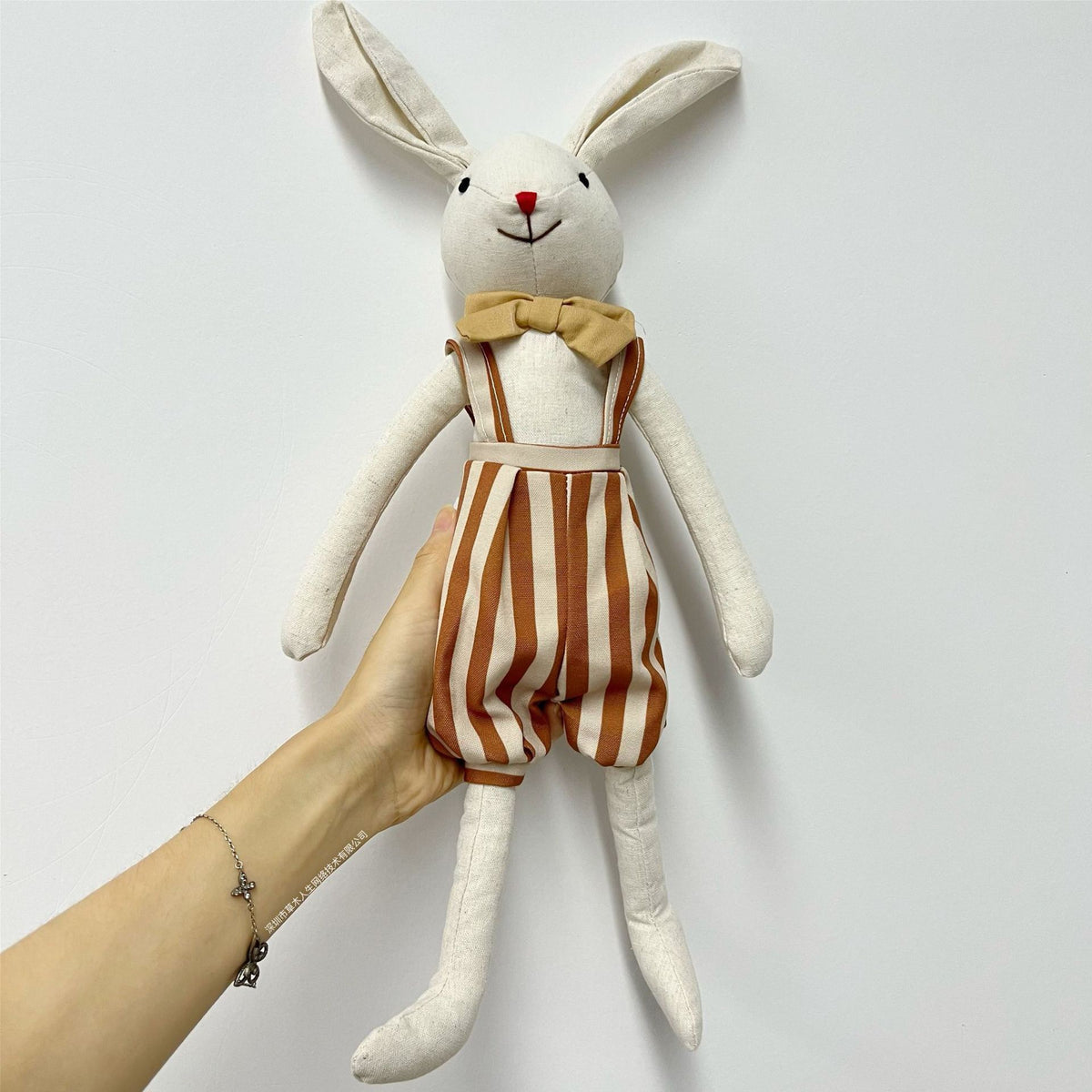 Handgemachte Leinen-Plüsch-Hasenpuppe mit Fliege und abnehmbaren Latzhosen