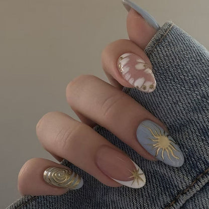 Kunstnagelset mit eleganten Goldakzenten und kreativem Design Brehn