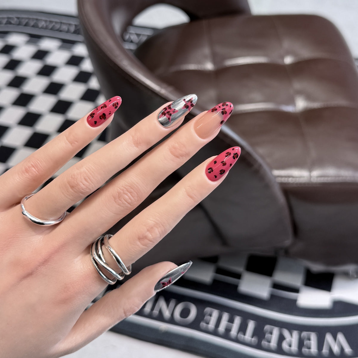 Stylisches Stiletto Press-On Nagelset mit künstlerischen Druckdesigns Brehn