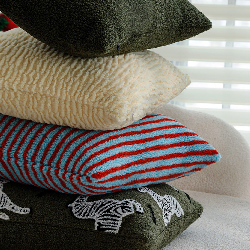 Kuscheliger Wohnkissenbezug aus Teddyfleece mit Zebrastreifen-Motiv Brehn