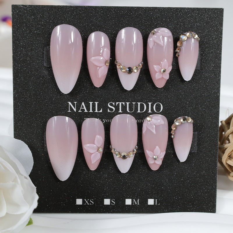 Kunstnagelset mit romantischen Blüten- und Glitzerakzenten Brehn