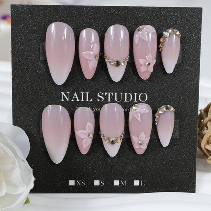 Kunstnagelset mit romantischen Blüten- und Glitzerakzenten Brehn