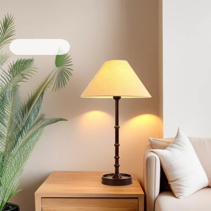 Elegante Tischlampe mit klassischem Schirmdesign