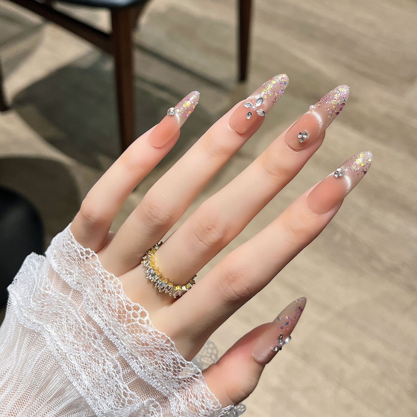 Elegantes, mit Glitzer versehenes Press-On-Nail-Design Brehn
