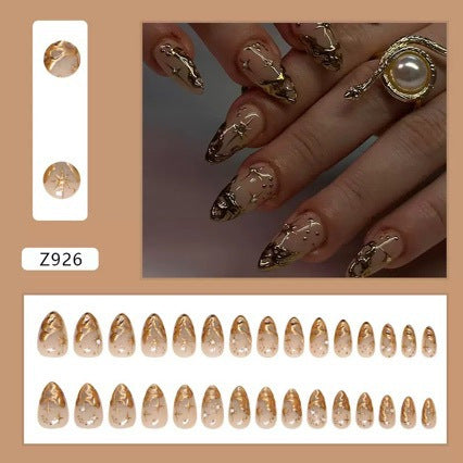 Kunstnagel Set mit eleganten Goldakzenten Brehn