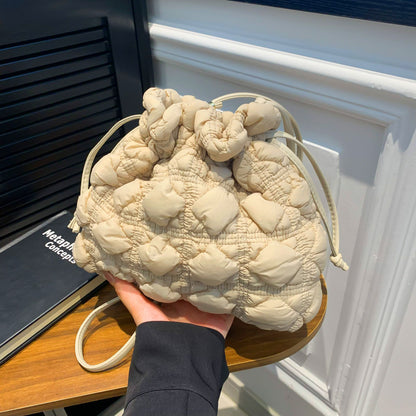 Gepolsterte Kordelzug-Handtasche