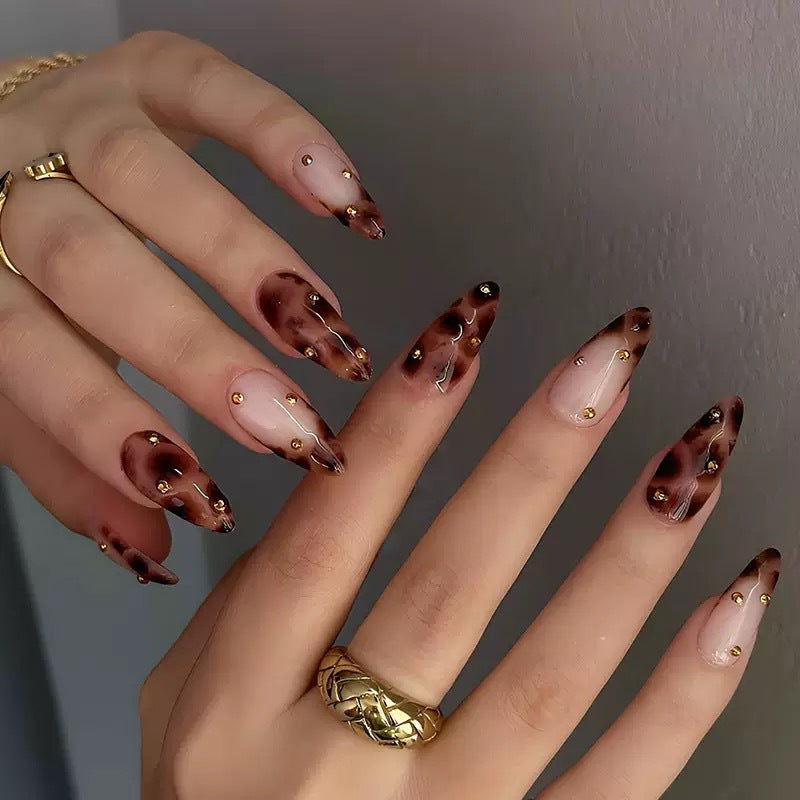 Kunstnagelset mit luxuriösem Leopardenmuster und goldenen Akzenten Brehn