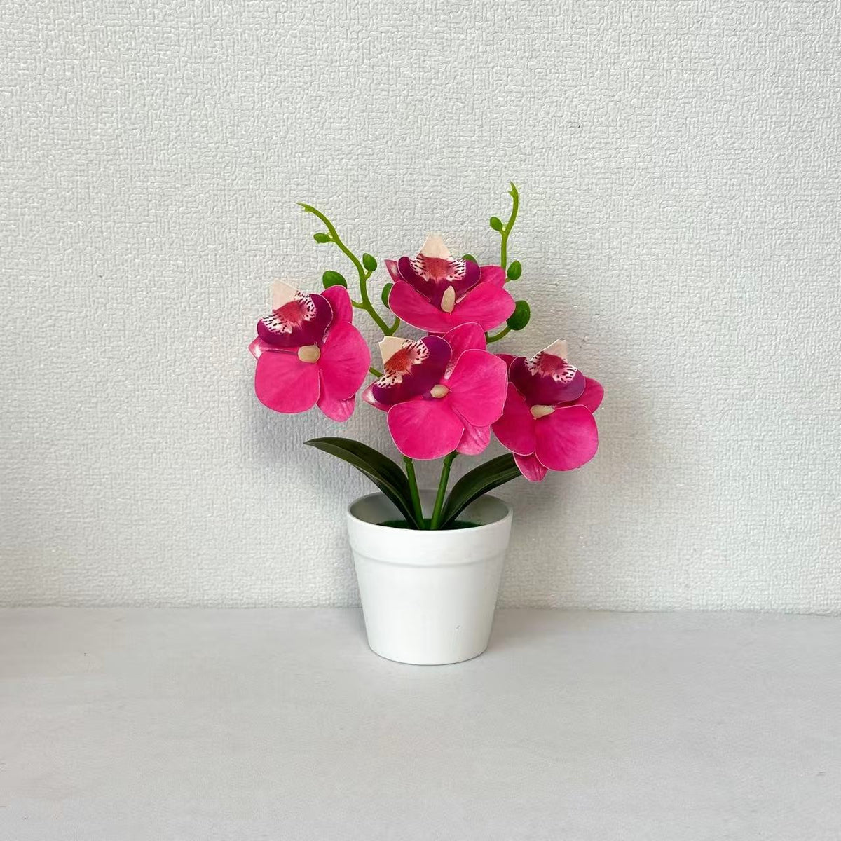Elegante dekorative Orchideen-Blumenarrangement für die Wohnungseinrichtung