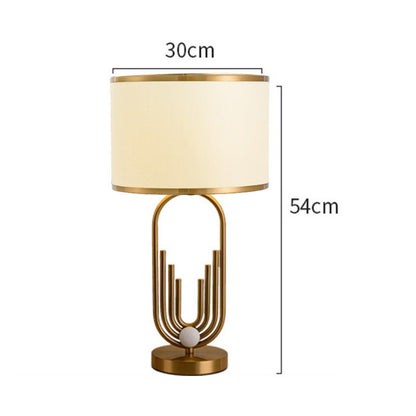 Künstlerische Tischlampe mit Gold- und Cremetönen