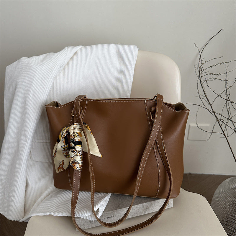 Stylische Tote-Handtasche mit dekorativem Schal