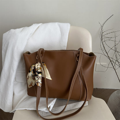 Stylische Tote-Handtasche mit dekorativem Schal