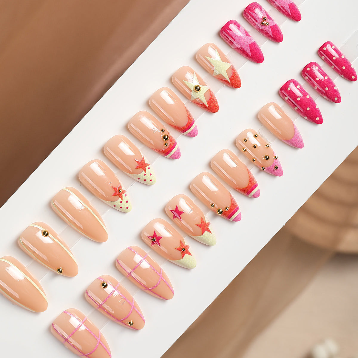 Kunstnagelset mit kreativen geometrischen Mustern und glitzernden Akzenten Brehn