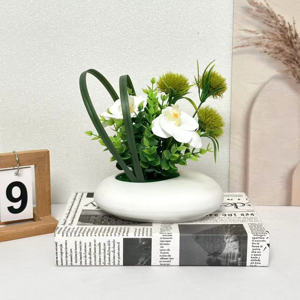 Moderne dekorative künstliche Blumenanordnung