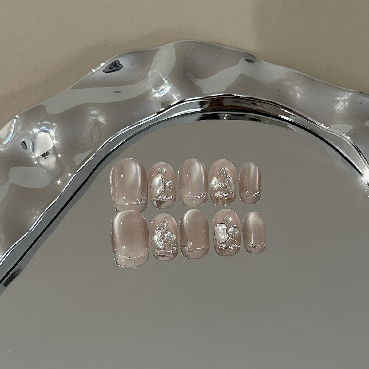 Elegantes Press-On Nail Art Set mit Perlenakzenten