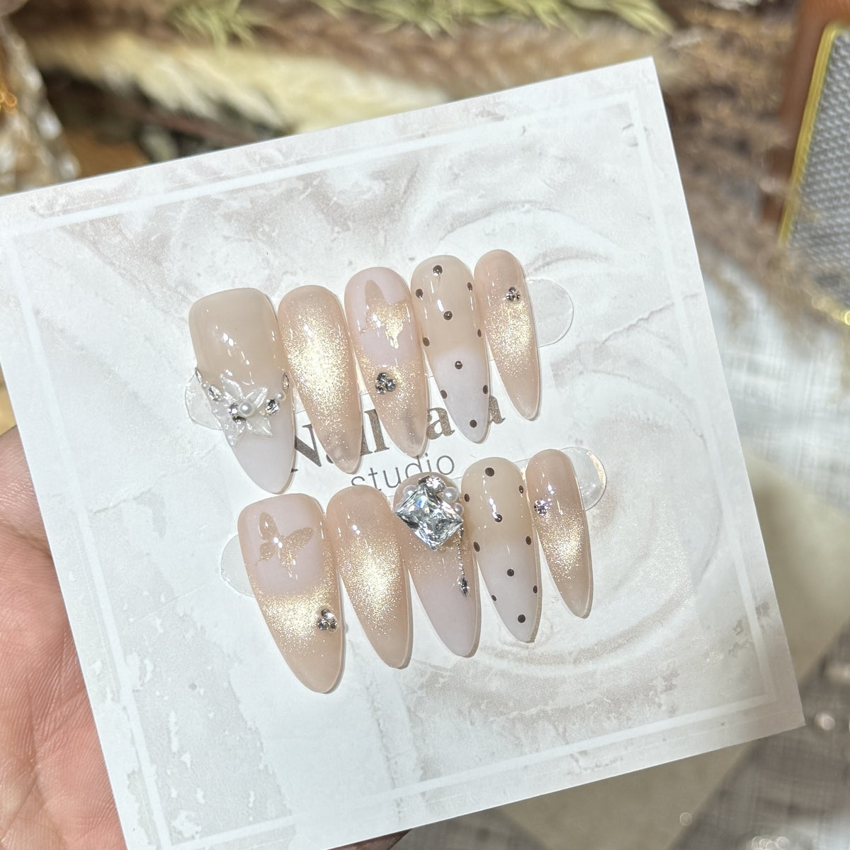 Elegantes Press-On-Nail-Art-Set mit dekorativen floralen Akzenten Brehn