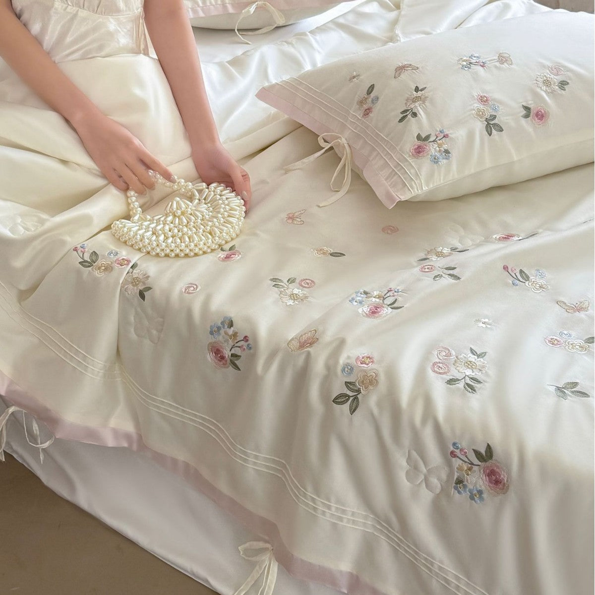 Luxuriöse Satin-Bettwäschegarnitur mit zarter Blumenstickerei und Bandverschluss Brehn