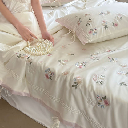 Luxuriöse Satin-Bettwäschegarnitur mit zarter Blumenstickerei und Bandverschluss Brehn